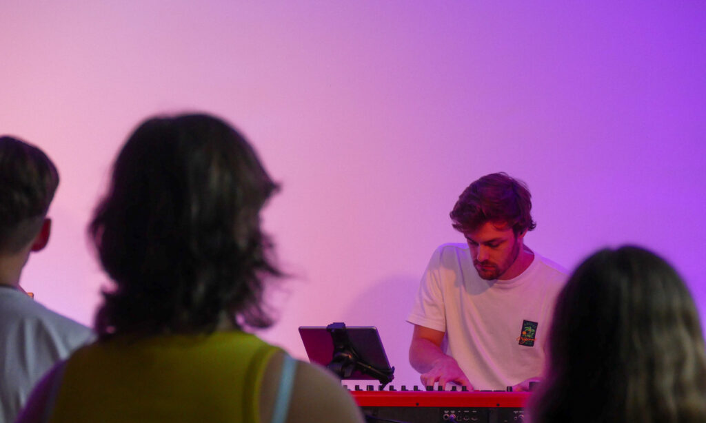 Gereon Gwosdek. Fachautor, Redakteur, Musiker und Tontechniker.